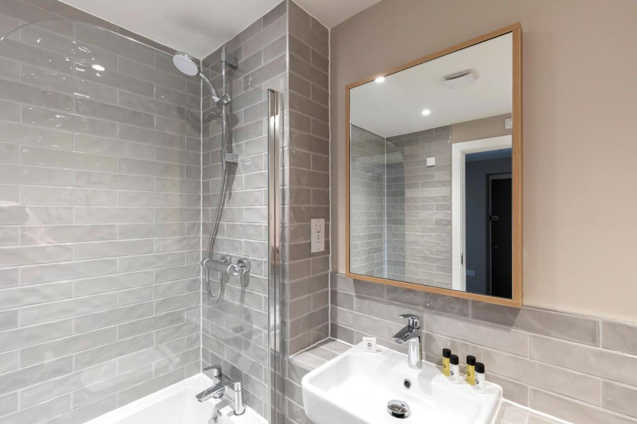Elliot Oliver - Luxurious Two Bedroom Apartment With Parking グロスター エクステリア 写真