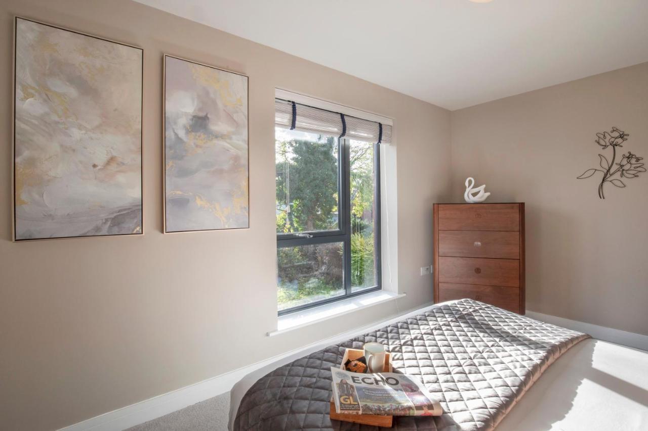 Elliot Oliver - Luxurious Two Bedroom Apartment With Parking グロスター エクステリア 写真